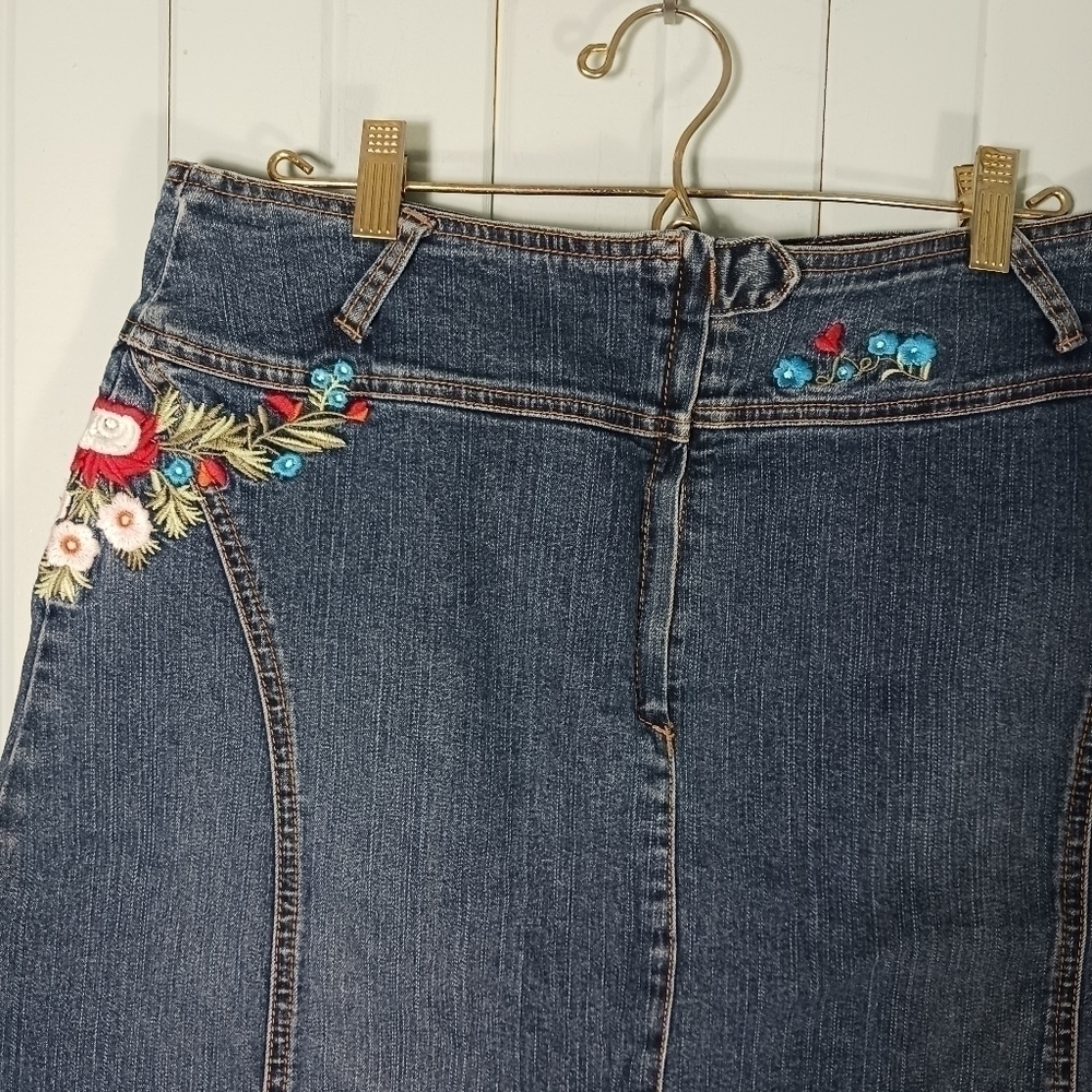 Floral embroidered mini jeans skirt - Picture 4 of 7